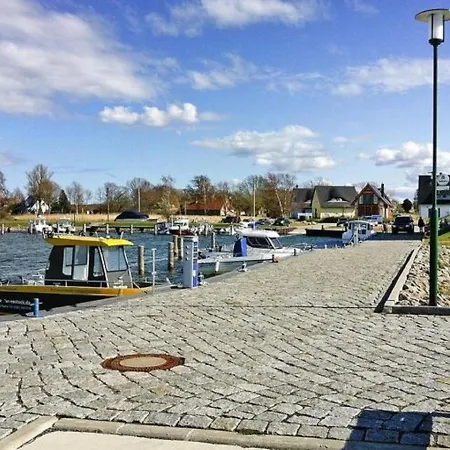 Reetdachhaus In Mit Blick Auf Den Breetzer Bodden