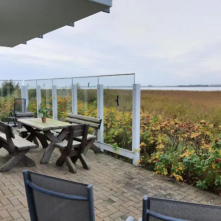 Reetdachhaus In Mit Blick Auf Den Breetzer Bodden * Vieregge